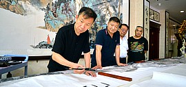 著名山水画家皮志刚完成巨幅《江山万里图》 张建会主席欣然挥毫为作品题款