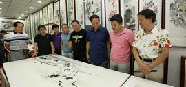 津门书画名家郭福深、单连辰在鹤艺轩创作大幅画作《青山妩媚》、《鹤翔降福》