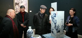 何家英专程来津观看“天之瓷—天瓷画院陶瓷艺术展”
