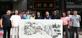 津门画坛名家李学亮、孙富泉在鹤艺轩创作大幅画作《雪域乡情》、《乐在其中》
