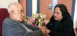 天津画院院长贾广健探望恩师孙其峰 送上戊戌新春祝福