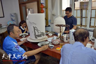 视频：津门知名画家到天津美术网瓷艺基地创作青花