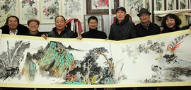 青绿笔墨开新境 著名画家闫勇在鹤艺轩创作大幅画作《溪山行旅图》