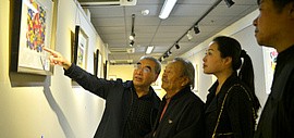 高清图：王绍棠版画作品展开幕 艺术再现风土人情