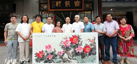 天津女画家冯字锦在鹤艺轩创作大幅画作《花开富贵》图