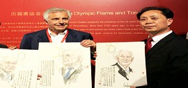 著名画家张大功在北京向国际奥委会副主席小萨马兰奇赠送其父肖像