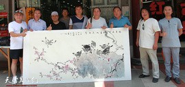 天津著名画家翟鸿涛在鹤艺轩创作大幅花鸟画作《风来花自舞，春入鸟能言》