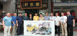 王惠民、彭英科、李根友在鹤艺轩创作大幅花鸟画作《素艳含芳》