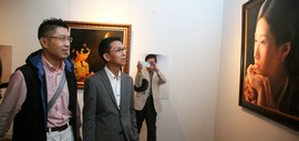 高清图：何家英专程来津观看程亚杰意象油画展