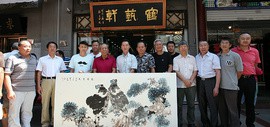 天津书画名家刘士忠、陈之海在鹤艺轩创作大幅画作《千岩竞秀》、《志博云天》图