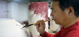 高清图：著名画家马寒松“天美时代陶艺坊”创作青花瓷