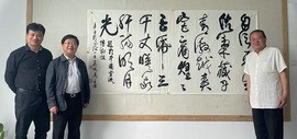 著名书法家马孟杰参观中国宣纸博物馆 现场赋诗捐赠书法作品