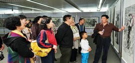 高清图：徐胜利中国画作品展在泰达图书馆展出
