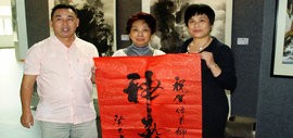 高清图：著名岭南派女画家陈音兰赴开平出席老师伍月柳画展
