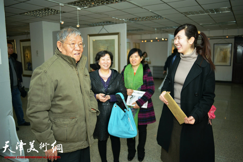 “春之恋”津门女书画家精品展3月9日在天津人民美术出版社展厅展出，图为著名画家张锡武与李悦在画展上。