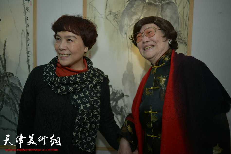 “春之恋”津门女书画家精品展3月9日在天津人民美术出版社展厅展出，图为在画展上。