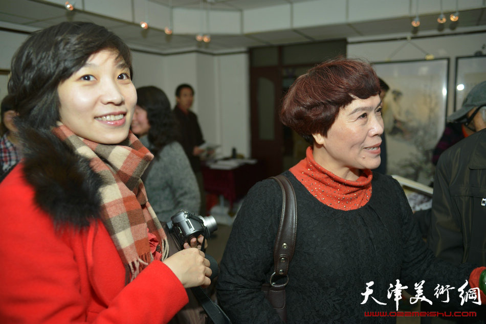 “春之恋”津门女书画家精品展3月9日在天津人民美术出版社展厅展出，图为