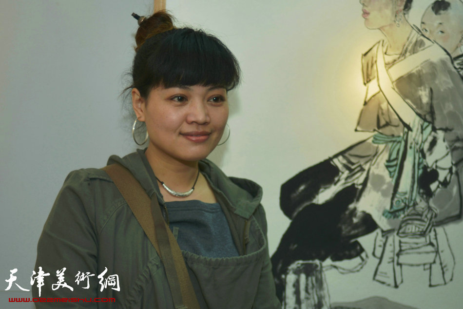 “春之恋”津门女书画家精品展3月9日在天津人民美术出版社展厅展出，图为参展女画家马韵桐。