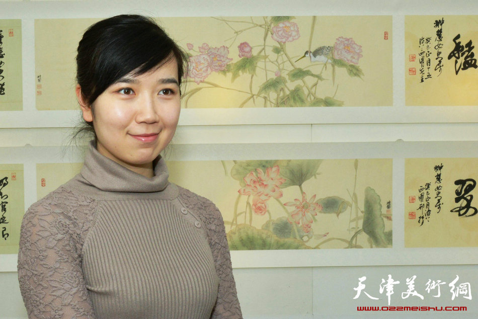 “春之恋”津门女书画家精品展3月9日在天津人民美术出版社展厅展出，图为参展女画家李悦。