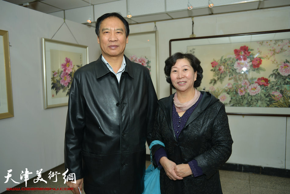 “春之恋”津门女书画家精品展3月9日在天津人民美术出版社展厅展出，图为马寒松与冯字锦。