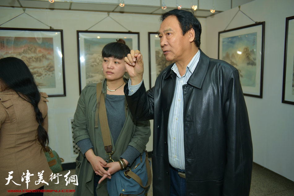 “春之恋”津门女书画家精品展3月9日在天津人民美术出版社展厅展出，图为马寒松与陈音兰。