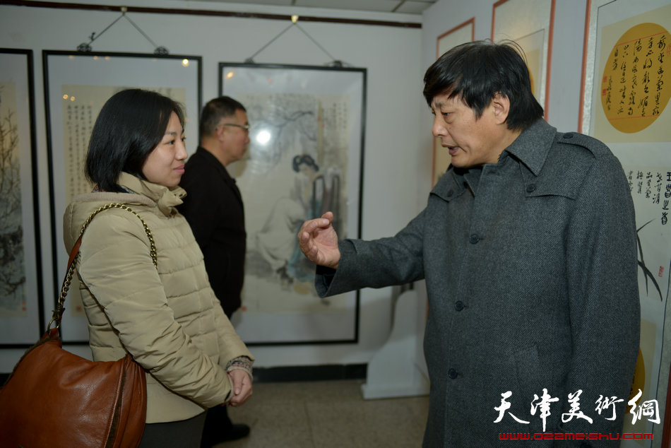 “春之恋”津门女书画家精品展3月9日在天津人民美术出版社展厅展出，图为孟宪义与王若。