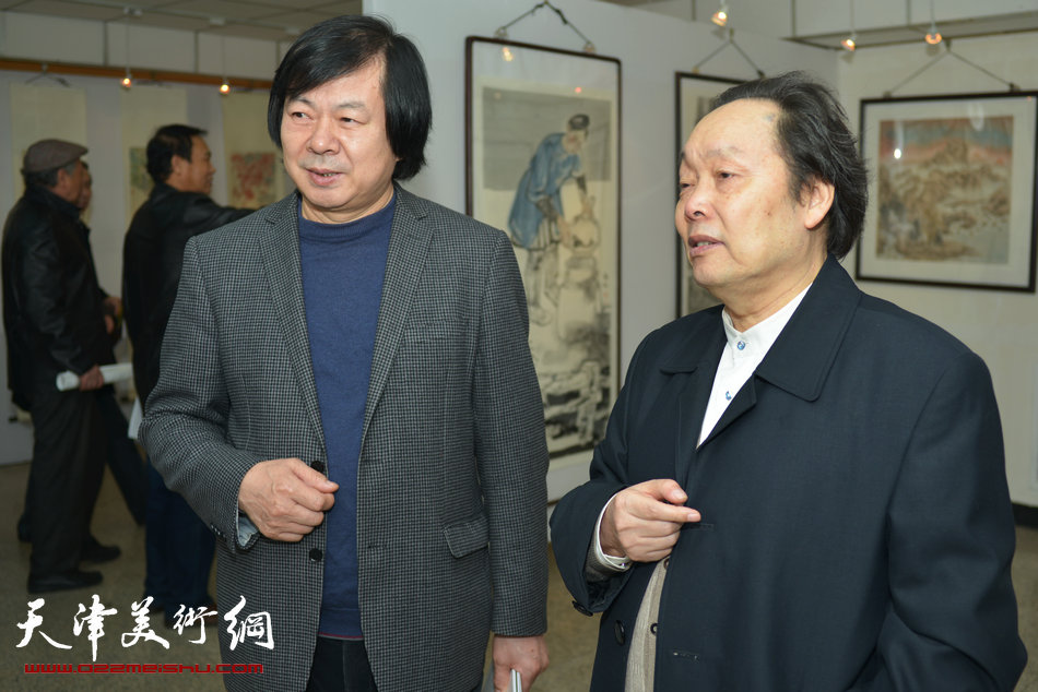“春之恋”津门女书画家精品展3月9日在天津人民美术出版社展厅展出，图为史振岭与向中林。