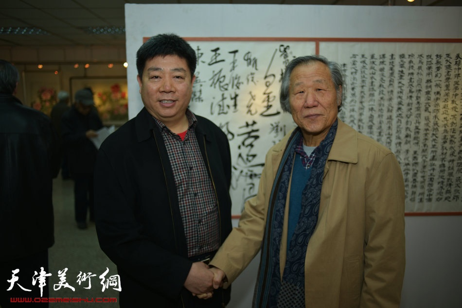 “春之恋”津门女书画家精品展3月9日在天津人民美术出版社展厅展出，图为姬俊尧与张养峰。