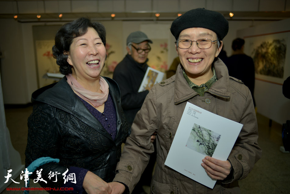 “春之恋”津门女书画家精品展3月9日在天津人民美术出版社展厅展出，图为冯字锦与萧惠珠。