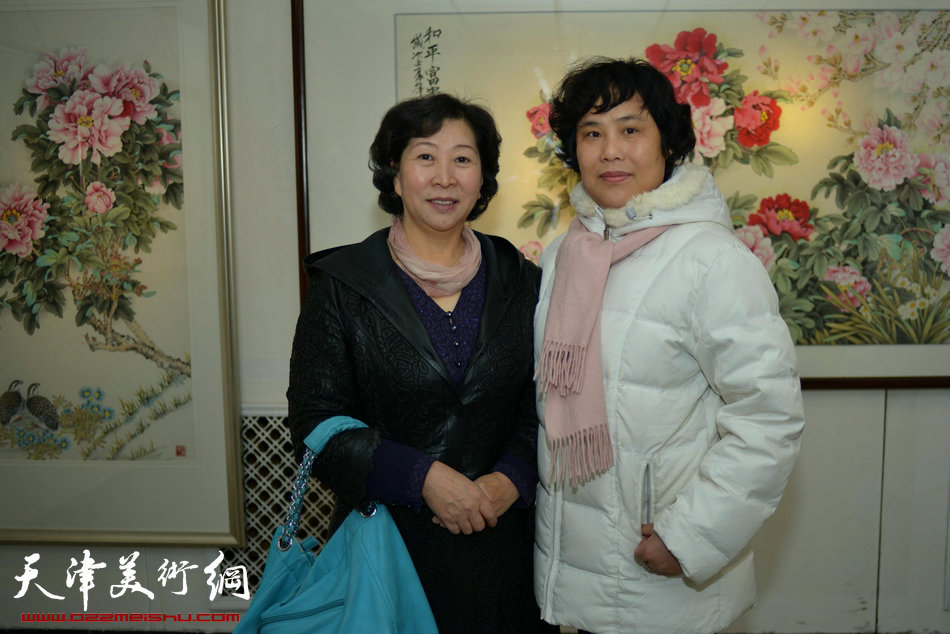 “春之恋”津门女书画家精品展3月9日在天津人民美术出版社展厅展出，图为冯字锦与陈音兰。