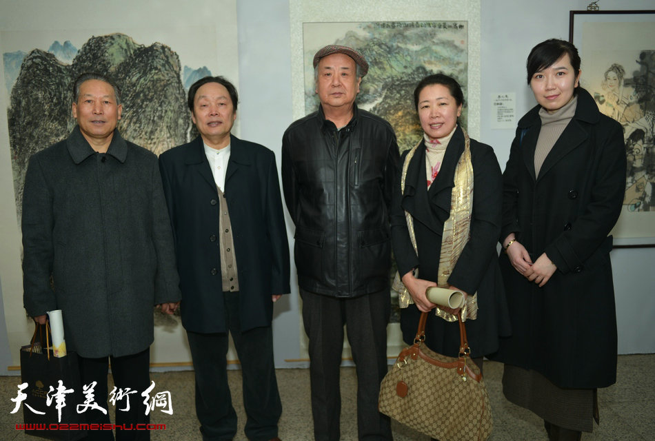 “春之恋”津门女书画家精品展3月9日在天津人民美术出版社展厅展出,左起:刘传光、向中林、王振德、余澍梅、李悦。