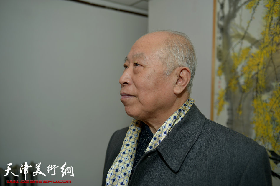 “春之恋”津门女书画家精品展3月9日在天津人民美术出版社展厅展出，图为画家王俊生在观看画展。
