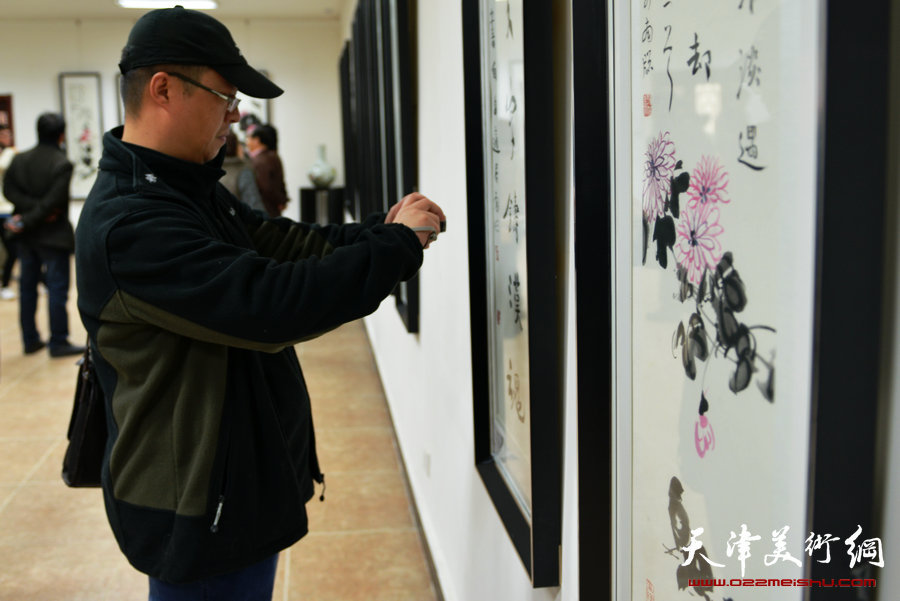碑学巨匠孙伯翔在天津荣宝斋展示“正大气象”。