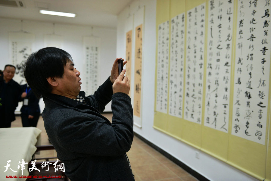 碑学巨匠孙伯翔在天津荣宝斋展示“正大气象”。