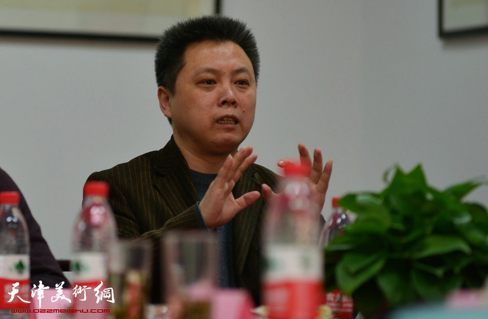“孙伯翔先生书画艺术研讨会”在荣宝斋（天津）举行，图为天津美术学院教授杨建军。