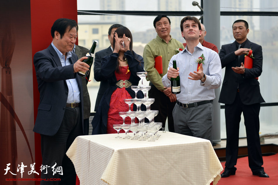 天津市创意产业协会会长孙海麟、澳大利亚驻华使馆公使韩家思开启香槟祝贺。