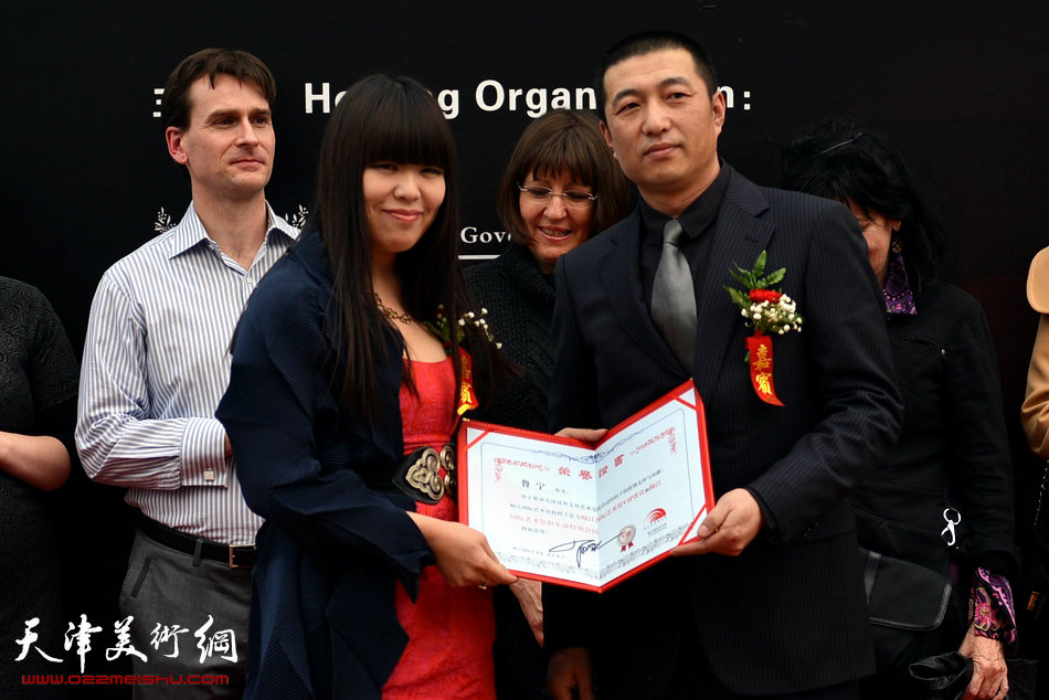 梅江国际艺术馆馆长萧冰向艺术家鲁宁颁发了vip贵宾证书。