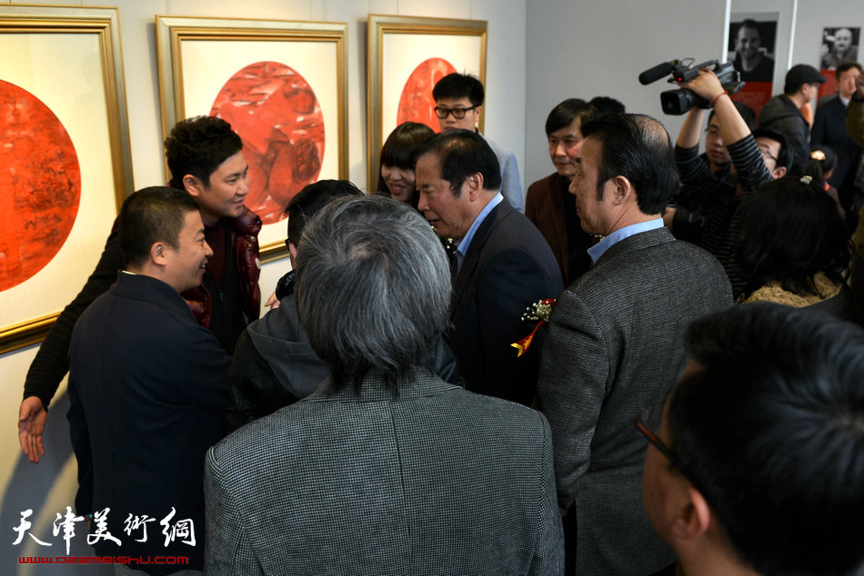 天津市创意产业协会会长孙海麟、副会长王大方等观看艺术展。
