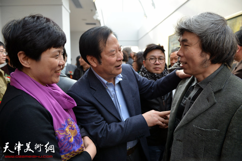 天津市创意产业协会会长孙海麟等观看艺术展。