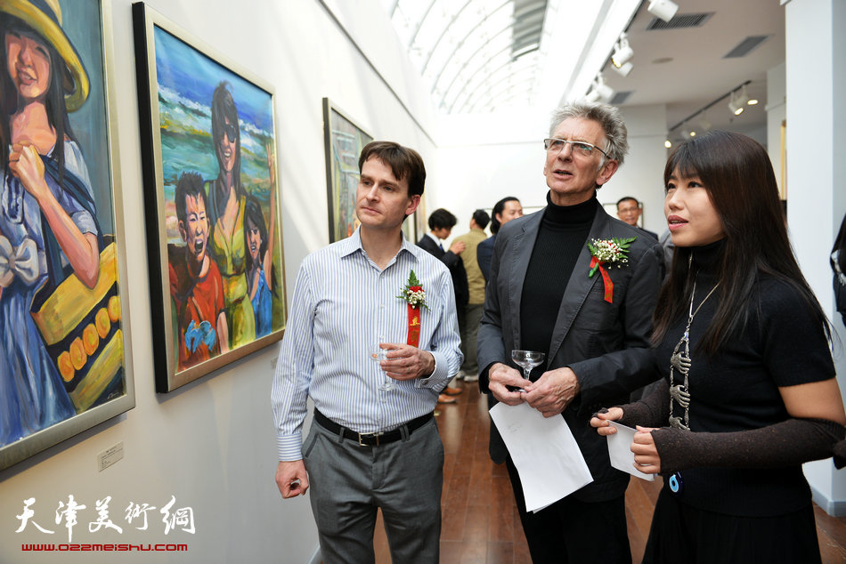 澳大利亚驻华使馆公使韩家思、策展人、著名艺术评论家牛睿智与艺术家萧蓉在画展上。