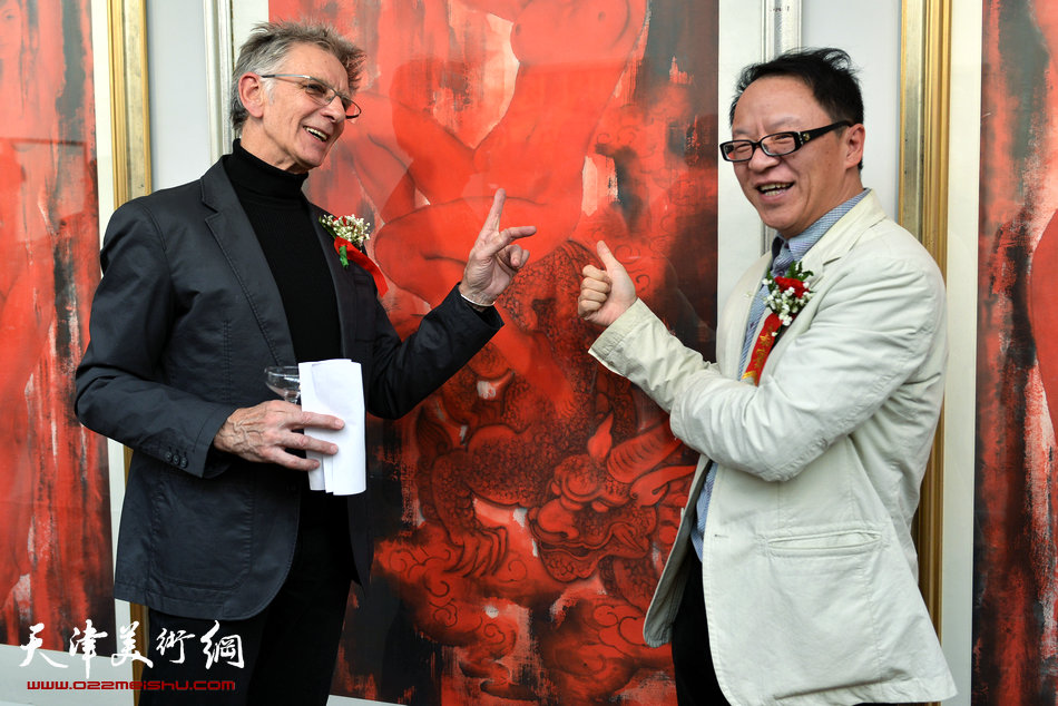 澳大利亚驻华使馆公使韩家思、策展人、著名艺术评论家牛睿智与观众在画展上互动。