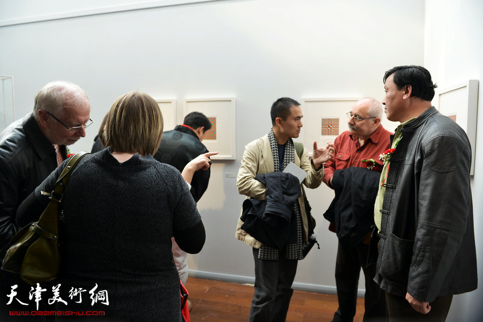 中外嘉宾在艺术展上交流。