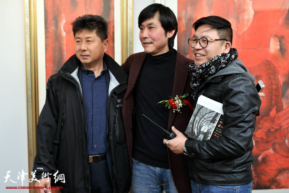 艺术家杨熹发、天津玺朗文化传媒有限公司艺术总监商长松与观众在画展上。
