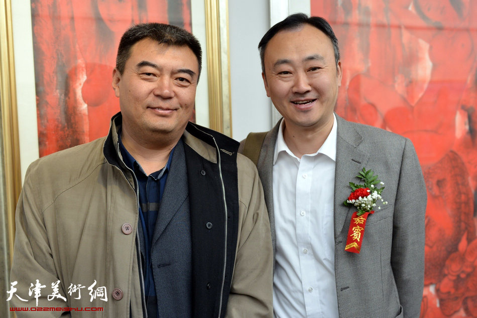 天津著名画家柴博森与天鑫集团董事长谢冰在画展上。