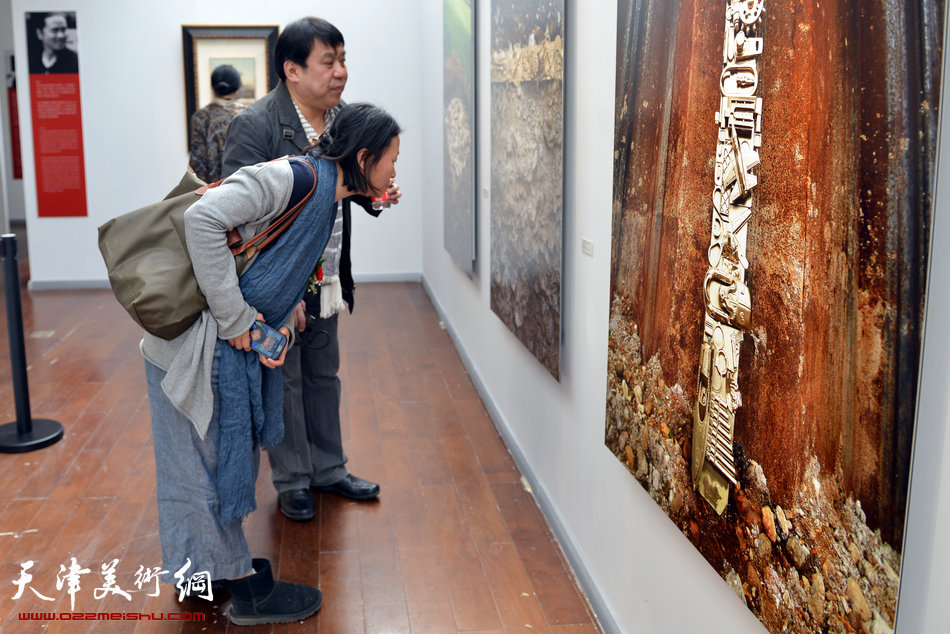 “澳中文化艺术交流活动周暨2013澳中当代艺术家大展”在梅江国际艺术馆启幕。