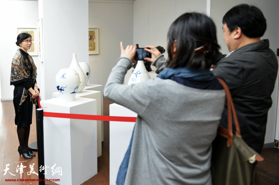 “澳中文化艺术交流活动周暨2013澳中当代艺术家大展”在梅江国际艺术馆启幕。