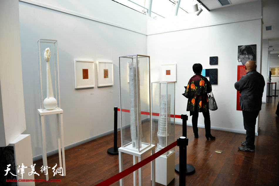 “澳中文化艺术交流活动周暨2013澳中当代艺术家大展”在梅江国际艺术馆启幕。