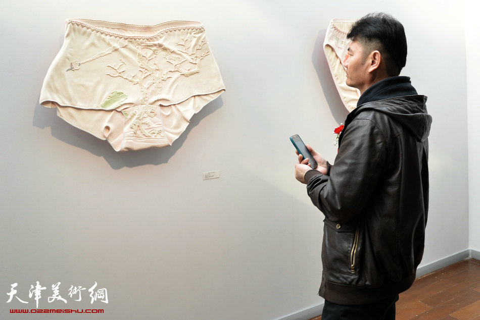 “澳中文化艺术交流活动周暨2013澳中当代艺术家大展”在梅江国际艺术馆启幕。