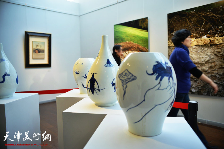 “澳中文化艺术交流活动周暨2013澳中当代艺术家大展”在梅江国际艺术馆启幕。