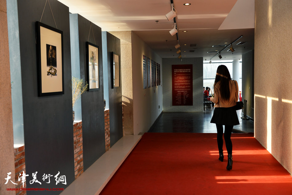 “澳中文化艺术交流活动周暨2013澳中当代艺术家大展”在梅江国际艺术馆启幕。